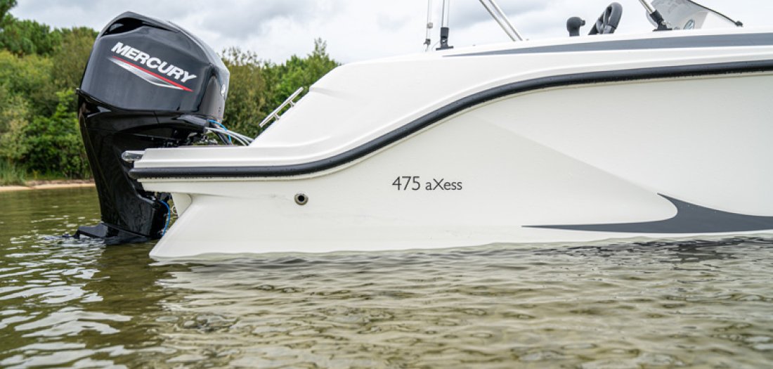 Quicksilver 475 Axess med Mercury påhængsmotor.