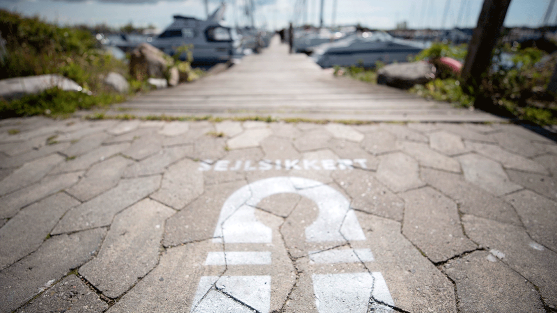 Mole, hvor der er malet en redningsvest på fliserne.