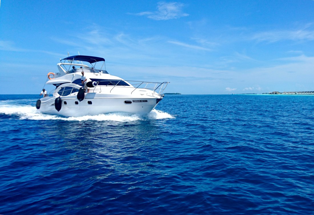 Flot yacht båd sejler på vandet