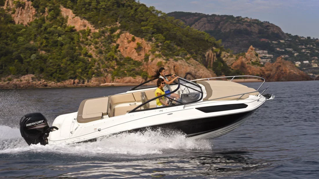 Bayliner VR5 med en Mercury påhængsmotor i fuld fart på åbent hav.