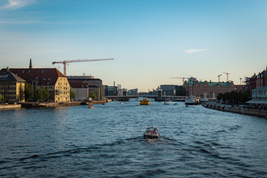 Billede af en havnekanal.