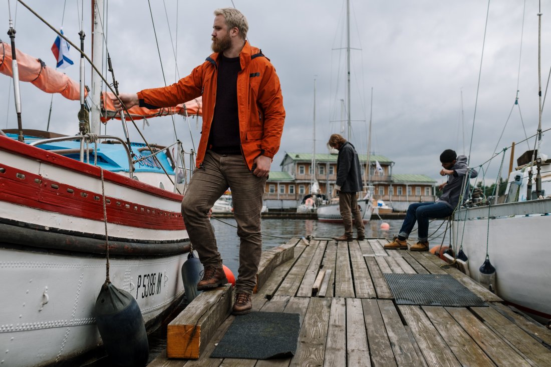 Mand der kigger på sin båd der ligger på havnen