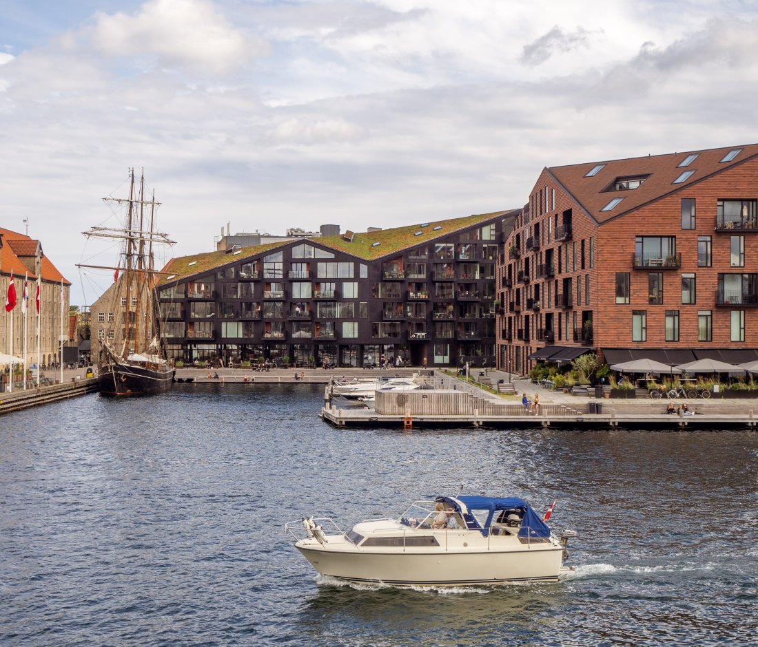 Båd i Københavns Havn tæt på stort sejlskib