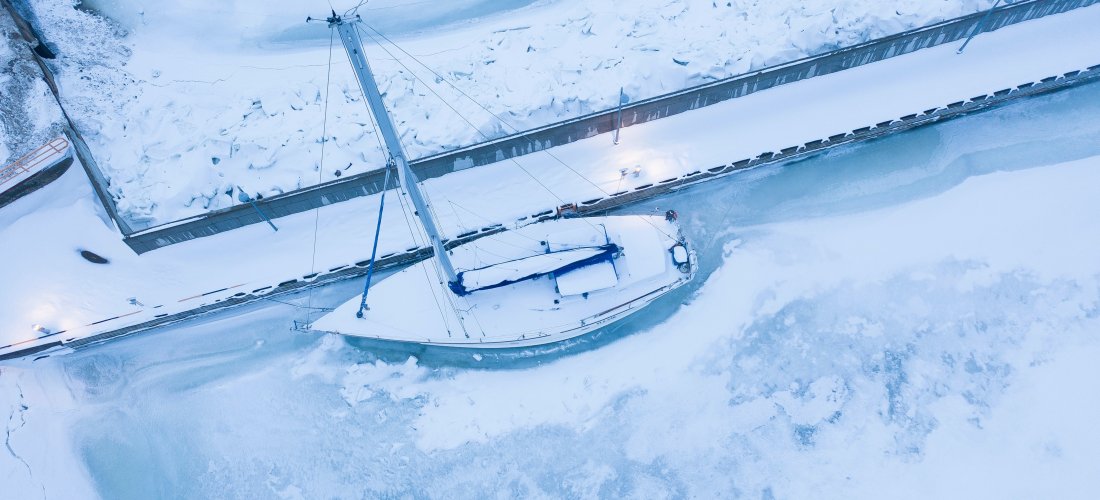 Is på båd der ligger i havn